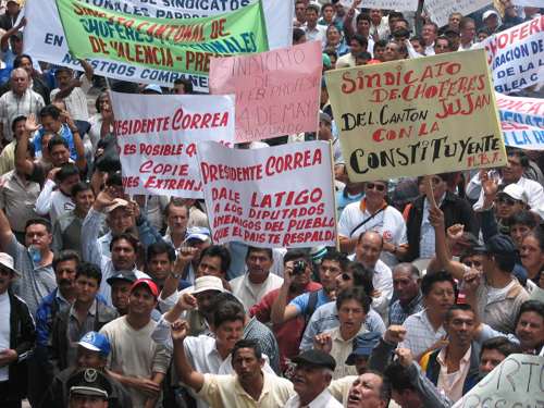 Manifestantes ecuatorianos del sector del transporte, fotografiados ayer mismo ante los balcones de Carondelet