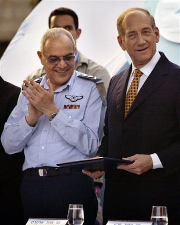 Halutz junto a Olmert